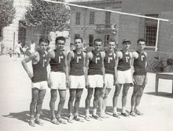 Ruentes 1950 - Da sinistra: Martinelli, Rigoni, Vignoli, Forghieri, Benedetti, Serilli, Marchi. Clicca per ingrandire