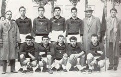 L'U.S. Crocetta Villa d'Oro campione d'Italia 1956. Da sinistra: Vignoli (all.), Bortolomasi, Forghieri, Gasparini, Braglia, Bisi, Lanzi. Governatori, Rigoni, Vaccari, Bonacini, Buffagni. Clicca per ingrandire.