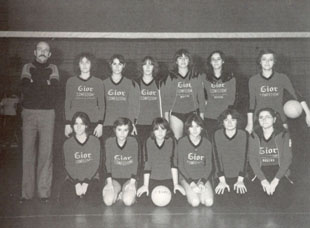 La squadra femminile 1977/78.  Da sinistra: Zoboli (all.), Cadalora, Raimondi, Fava, Burani, Bettalico, Cucconi. Lanzotti, Stefanelli, Patrizia G., Torricelli, Campioli, Casari. Clicca per ingrandire.