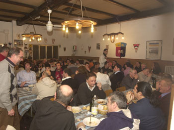 Panoramica della cena nella sala della Polisportiva - Clicca per ingrandire