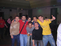 La piazza (Mone, Spalla, Carru, Negro, Ucko e Manu) - Emi-Manu-Sandro degree party - 02/04/004 - Clicca per ingrandire