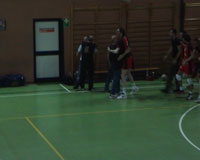 Leo abbraccia Marco - Clicca per ingrandire