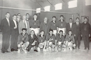 La squadra campione per la terza volta nel 1961 assieme ad autorit&agrave; federali e cittadine. Clicca per ingrandire